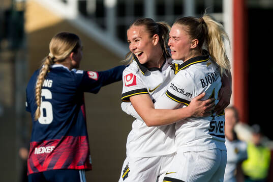 AIKs Emilie Libakken Österås och Ida Björnberg jublar