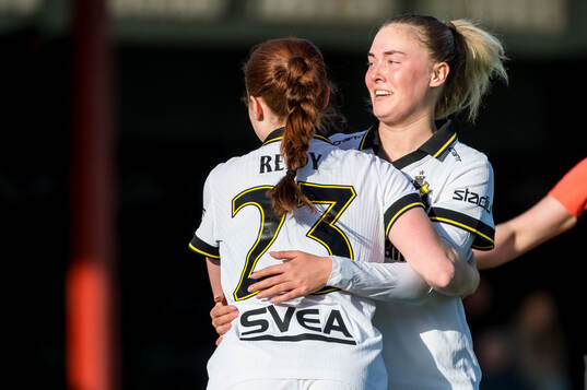 AIKs Ella Reidy och Ida Björnberg jublar