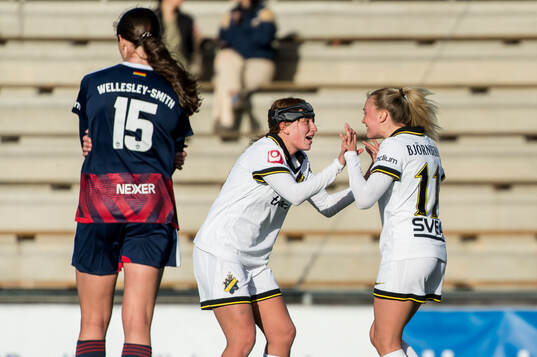 AIKs Olivia Garcia och AIKs Ida Björnberg jublar