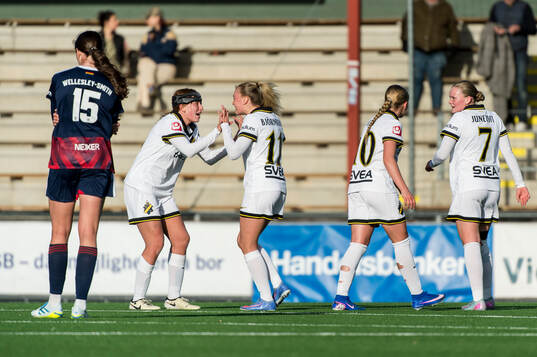 AIKs Olivia Garcia och AIKs Ida Björnberg jublar