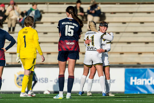 AIKs Olivia Garcia och AIKs Ida Björnberg jublar