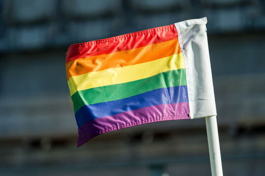 Regnbågsflaggan som hörnflagga