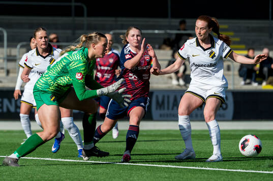 Rosengårds Hanna Andersson och AIKs målvakt Emilia