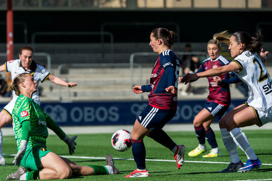 Rosengårds Filippa Sjöström och AIKs målvakt Emilia