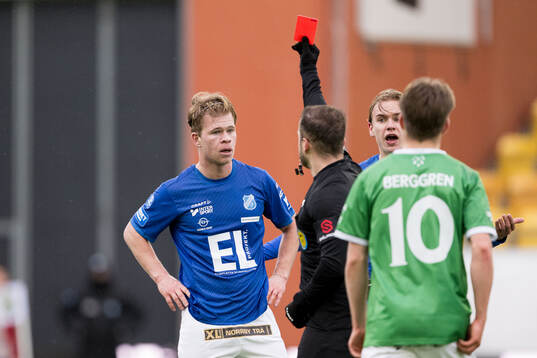 Norrbys Filip Gustafsson tilldelas rött kort av domare