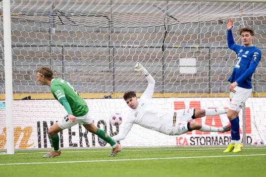 Brages Albin Sporrong gör 0-1 bakom Norrbys målvakt