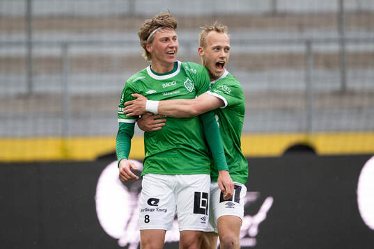 Brages Albin Sporrong jublar med Alex Mortensen