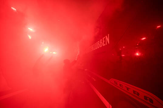 s spelarbuss anländer