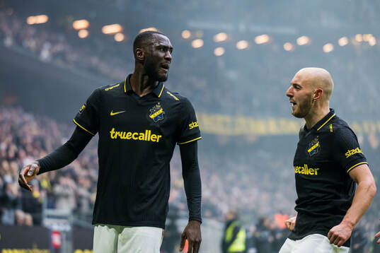 AIKs Ibrahim Cisse jublar med Amel Mujanic
