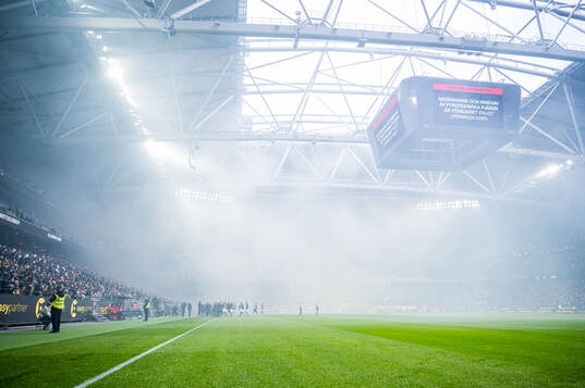 Matchen tillfälligt avbruten på grund av rök