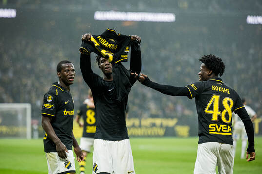 AIKs Zadok Yohanna jublar med Stanley Wilson Omondi och