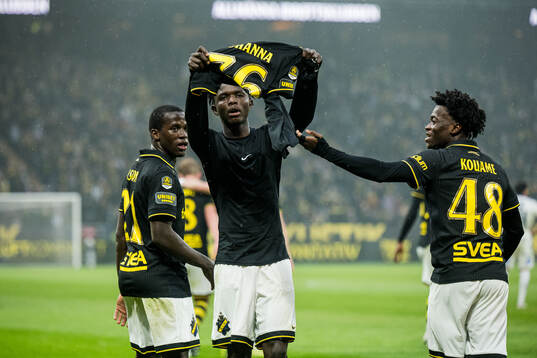 AIKs Zadok Yohanna jublar med Stanley Wilson Omondi och