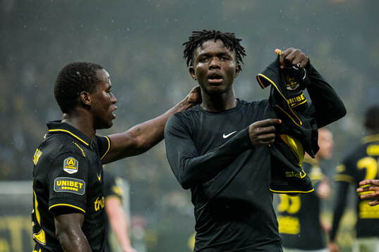 AIKs Zadok Yohanna jublar med Stanley Wilson Omondi
