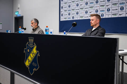 AIKs tränare José Riveiro och Halmstads tränare Johan