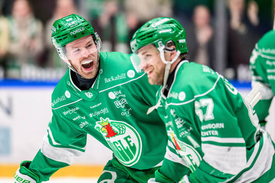 Rögles Filip Johansson och Leon Bristedt jublar