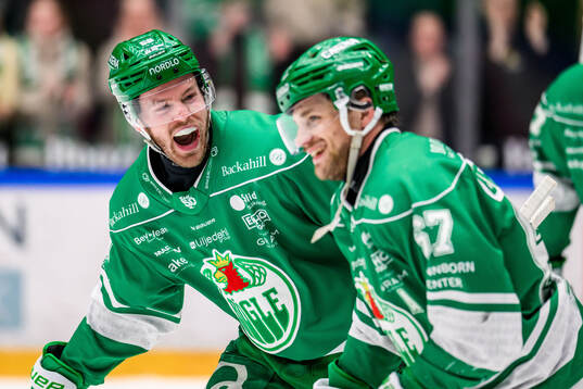 Rögles Filip Johansson och Leon Bristedt jublar