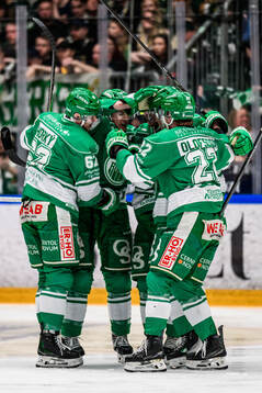 Rögles Paul Ladue och Fredrik Olofsson jublar