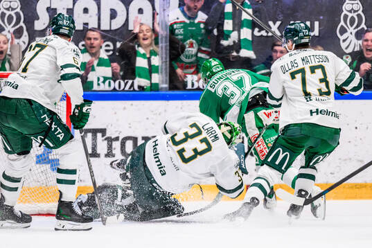 Färjestads målvakt Emil Larmi och Rögles Albin Sundsvik