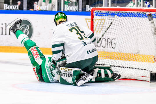 Rögles Fredrik Olofsson och Färjestads målvakt Melker