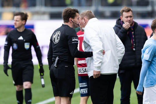 Domare Joakim Sars i diskussion med Malmö FFs
