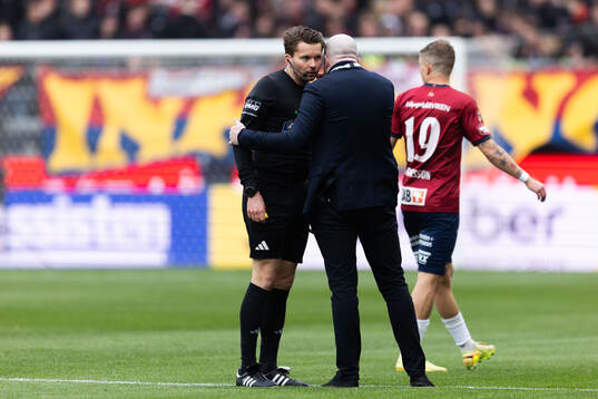 Domare Joakim Sars i samtal med matchdelegat Kristoffer