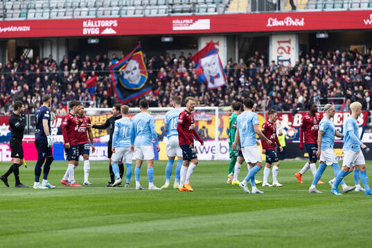 Örgrytes och Malmö FFs spelare lämnar planen