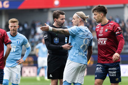 Domare Joakim Sars i samtal med Malmö FFs Arnor Sigurdsson