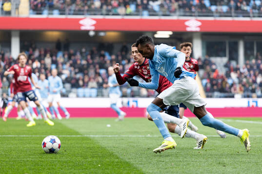 Malmö FFs Taha Ali och Örgrytes Benjamin Laturnus