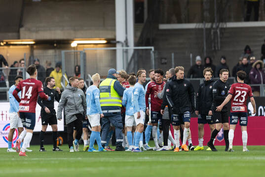 Malmö FFs och Örgrytes spelare i diskussion