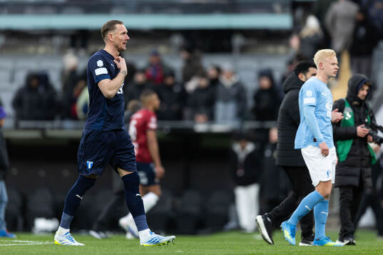 Malmö FFs målvakt Robin Olsen och Otto Rosengren deppar