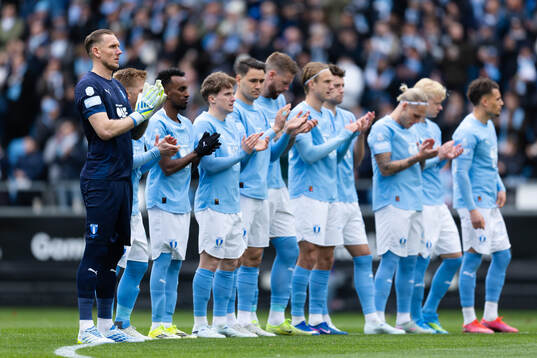 Malmö FFs spelare samlade för att hedra Åge Hareide