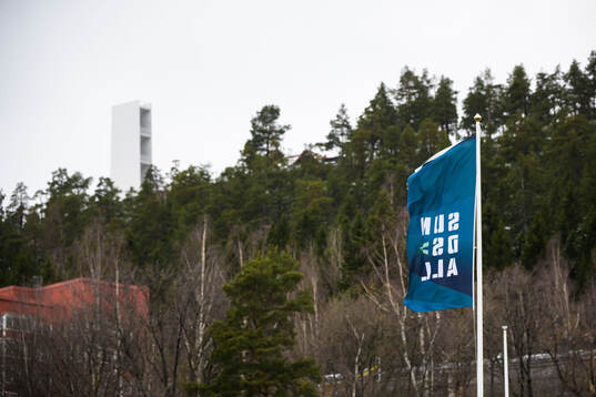 Sundsvall flagga och norraberget i bakgrunden