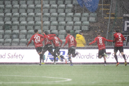Nordic United FCs Emmanuel Swedi jublar med lagkamrater