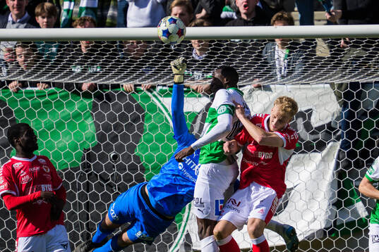 Västerås målvakt Elis Jäger och Frederic Nsabiyumva och