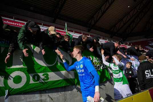 Västerås målvakt Elis Jäger jublar