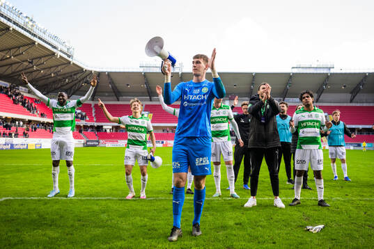 Västerås målvakt Elis Jäger jublar