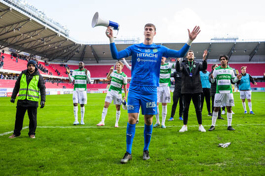 Västerås målvakt Elis Jäger jublar