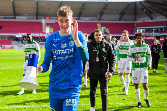 Västerås målvakt Elis Jäger jublar