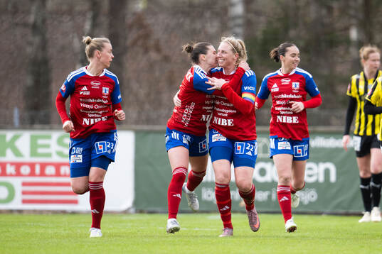 Vittsjös Sandra Lynn jublar med Anna Haddock