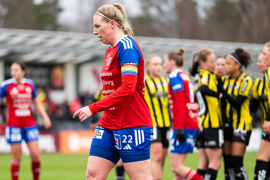 Vittsjös Sandra Lynn deppar medan Häckens spelare jublar