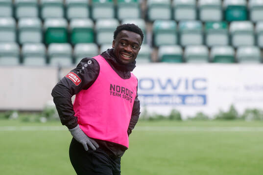 Nordic United FCs Emmanuel Swedi innan fotbollsmatchen i