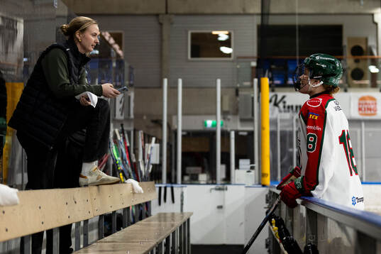 Frölundas tränare Karin Svedberg och Moa Stridh