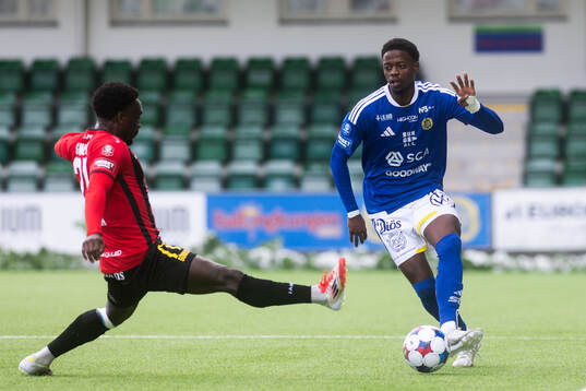 Nordic United FCs Emmanuel Swedi och GIF Sundsvalls Alieu