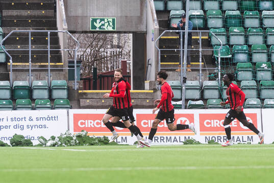 Nordic United FCs Niklas Söderberg jublar med lagkamrater