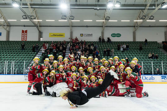 Modos tränare Sofia Engström och spelare jublar med
