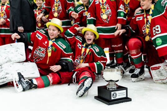 Modos spelare jublar med pokalen