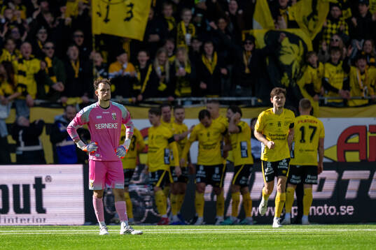 IFK Göteborgs målvakt Elis Bishesari deppar