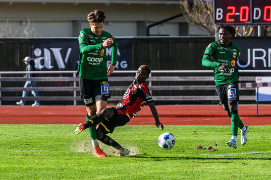 Varbergs Noah Johansson och Östersunds Assiedou Yannick