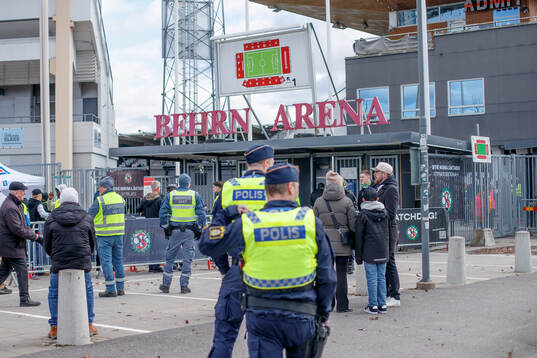 Behrn arena och poliser