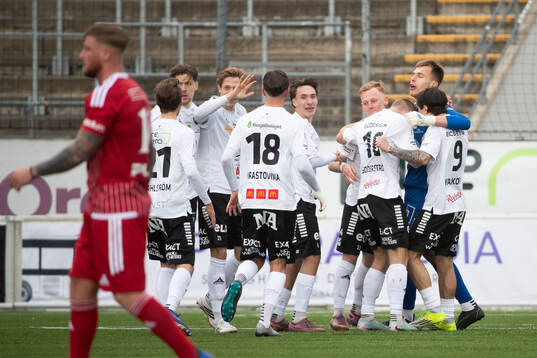 Örebros målvakt Jakub Ojrzynski jublar med lagkamrater